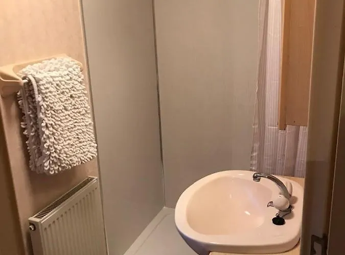 The Fox Inn, Roxby, Static Caravan